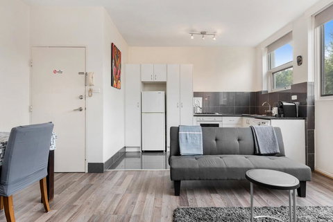 Explore Melbourne From A Convenient South Yarra Pad - Accommodation Ballina 3