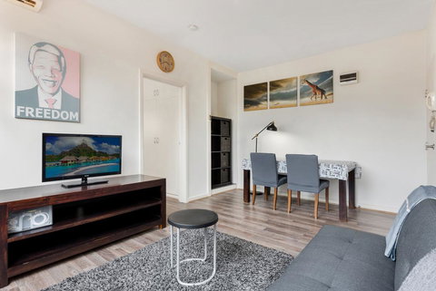 Explore Melbourne From A Convenient South Yarra Pad - Accommodation Ballina 2