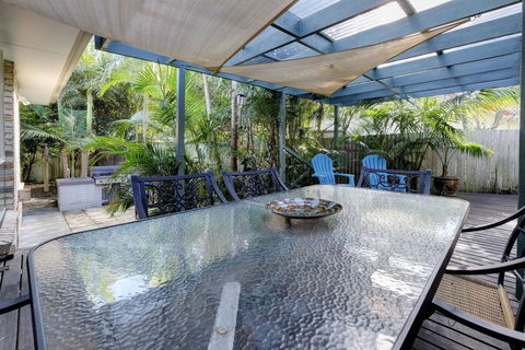 FRANGIPANI BEACH HOUSE - PET FRIENDLY 22 Belbourie Cres Boomerang Beach - Accommodation Ballina 2