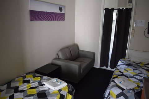 Grand Hotel Mount Morgan - Accommodation Ballina 0