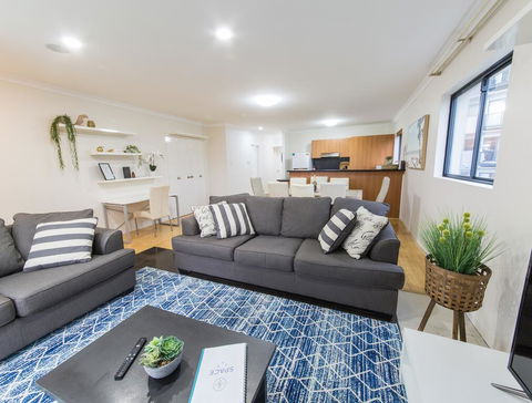 ISOLATION READY!! Super Size Me!! Top Location. Isolation Ready. Sanitised. Free CAT Bus, Pool, Gym And Everything At Your Finge - Accommodation Ballina 1