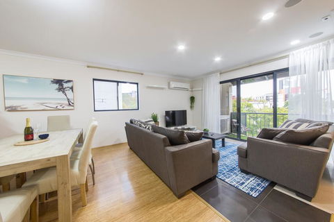 ISOLATION READY!! Super Size Me!! Top Location. Isolation Ready. Sanitised. Free CAT Bus, Pool, Gym And Everything At Your Finge - Accommodation Ballina 0