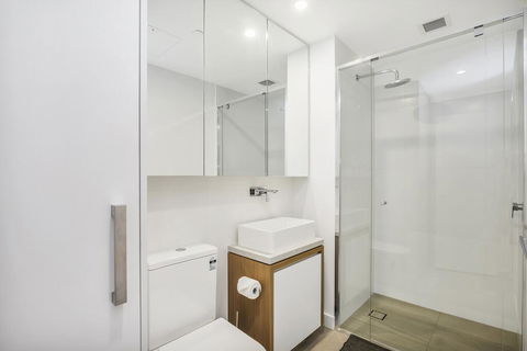 KOZYGURU FORTITUDE VALLEY DESIGNER GRADE 2 BED APT FREE PARKING QFV179-1401 - Accommodation Ballina 1