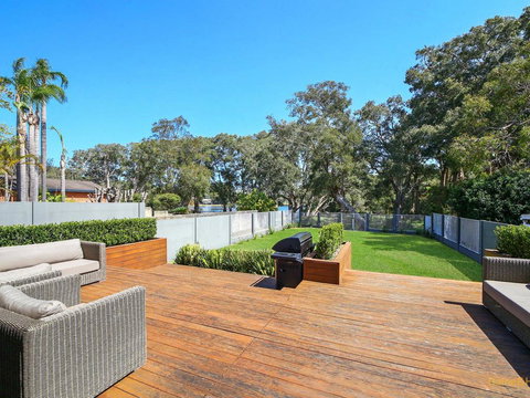 Lakeside Luxury - 13 Lake Street - Accommodation Ballina 0
