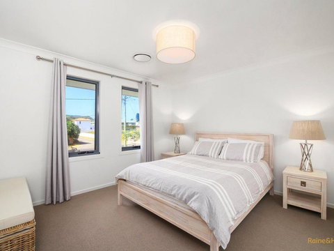 Lakeside Luxury - 13 Lake Street - Accommodation Ballina 3