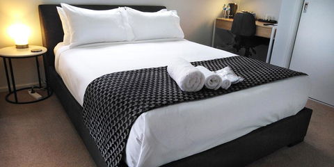 Lakeside Retreat & Business - Accommodation Ballina 0