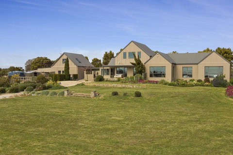 LUXURY WATERFRONT FAMILY HOME-TASMANIA (I)-L'Abode - Accommodation Ballina 3