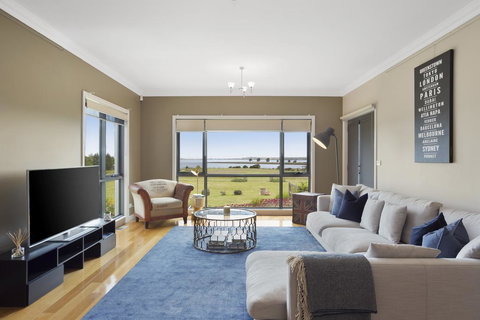 LUXURY WATERFRONT FAMILY HOME-TASMANIA (I)-L'Abode - Accommodation Ballina 1