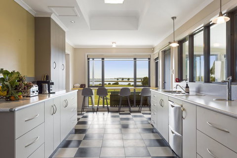 LUXURY WATERFRONT FAMILY HOME-TASMANIA (I)-L'Abode - Accommodation Ballina 2