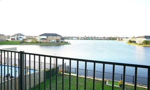 Luxury Waterfront Villa In Sanctuary Lakes - Accommodation Ballina 2