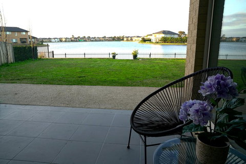 Luxury Waterfront Villa In Sanctuary Lakes - Accommodation Ballina 1