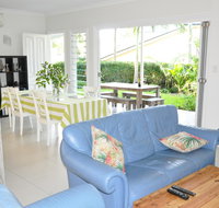 MODERN 3 BEDROOM APARTMENT IN TRADITIONAL QUEENSLANDER  PATIO LEAFY YARD POOL - Accommodation Ballina