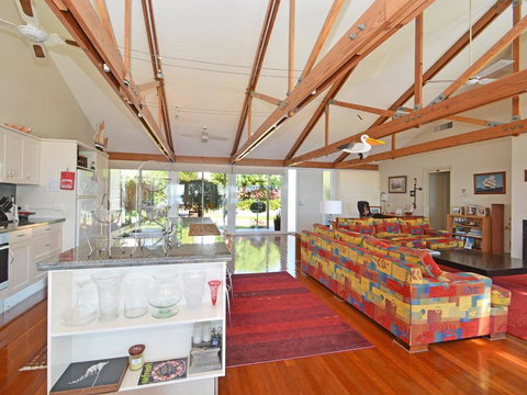 Morisset Bay Waterfront Views Lake House Looking Over Trinity Marina - Accommodation Ballina 2