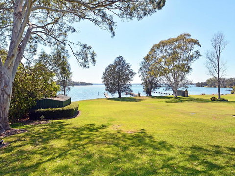 Morisset Bay Waterfront Views Lake House Looking Over Trinity Marina - Accommodation Ballina 3
