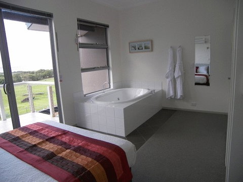Cosy Corner Sea View Apartments - Accommodation Ballina 3