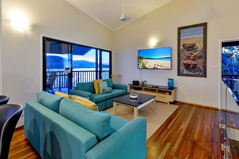 NEWLY BEAUTFULLY RENOVATED 16 The Casuarina - 3 Bedroom House With 180 Degree Ocean Views - Accommodation Ballina 3