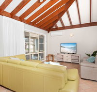 Occy's  Fingal Bay - Accommodation Ballina