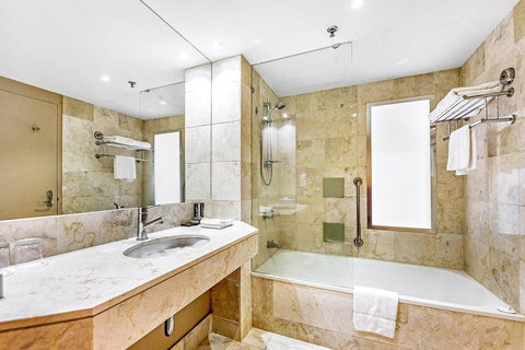 Ocean View King Room - Surfers Paradise - Accommodation Ballina 2