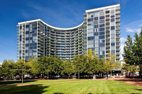 Perfectly Located Modern Apartment - Canberra CBD - Accommodation Ballina 2