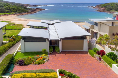 Sails On The Beachfront - Exclusive Seaside Home - Accommodation Ballina 0