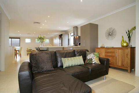 Seal 4 Bedroom House By Shoalwater Executive Homes - Accommodation Ballina 0