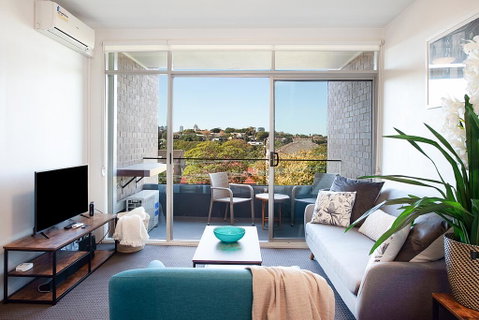 Sprawling City Views And Balcony In Cosy Apartment - Accommodation Ballina 2
