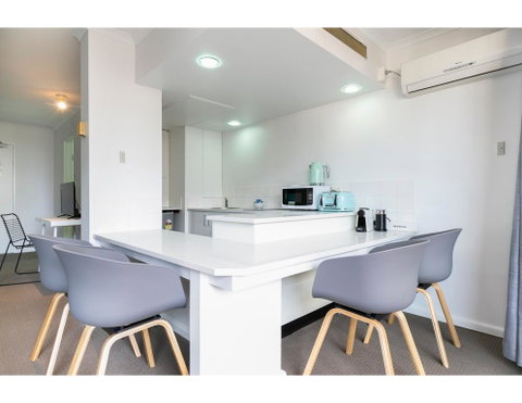 Striking And Super Convenient Studio With Balcony - Accommodation Ballina 1