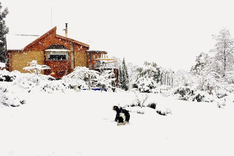 STUNNING HOME WITH AMAZING VIEWS - Just 20 Mins To The City And Only 10 To MONA! - Accommodation Ballina 0