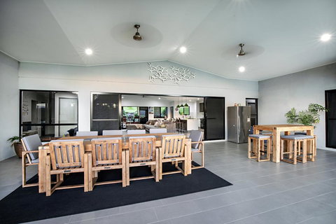 Sunset Penthouse Couples Retreat, Close To Airlie Beach, Champagne On Arrival - Accommodation Ballina 2