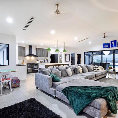 Sunset Penthouse Couples Retreat, Close To Airlie Beach, Champagne On Arrival - Accommodation Ballina 3