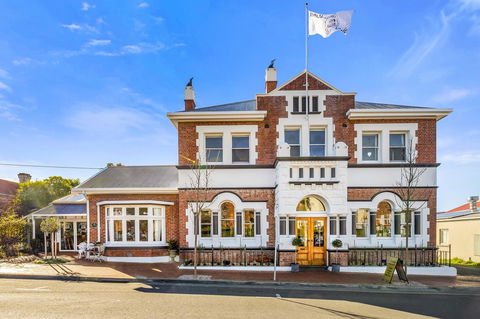 Cygnet Old Bank - Accommodation Ballina 0