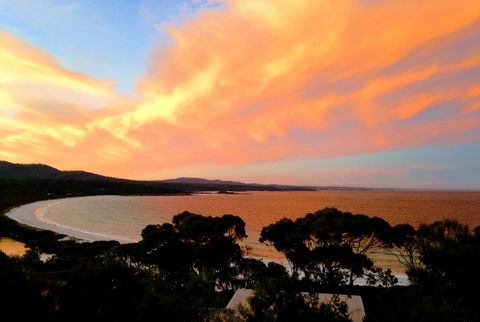 DOLPHIN LOOKOUT COTTAGE - Amazing Views Of The Bay Of Fires - Accommodation Ballina 0