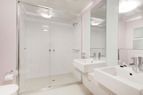 Waterfront Melbourne Apartments - Accommodation Ballina 24