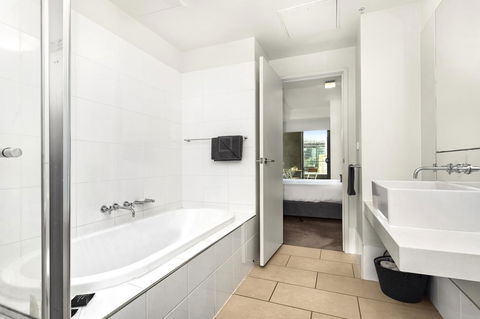 Waterfront Melbourne Apartments - Accommodation Ballina 43