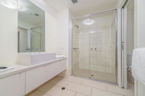 Waterfront Melbourne Apartments - Accommodation Ballina 32