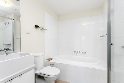 Waterfront Melbourne Apartments - Accommodation Ballina 26