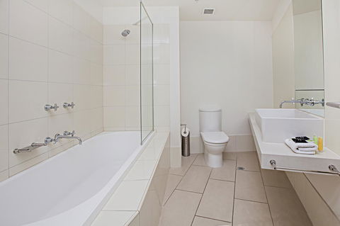 Waterfront Melbourne Apartments - Accommodation Ballina 29