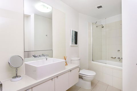 Waterfront Melbourne Apartments - Accommodation Ballina 37