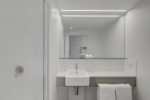 Travelodge Hotel Melbourne Docklands - Accommodation Ballina 8