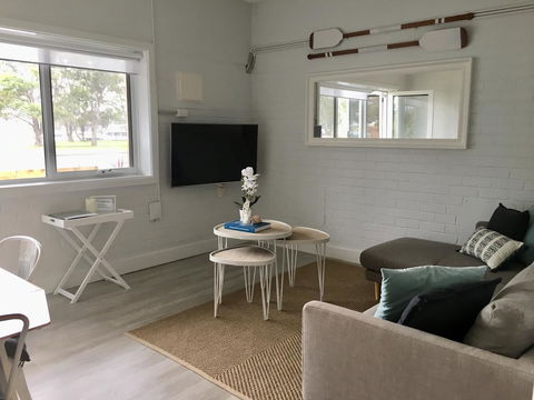 The Wheelhouse - 2BR Waterfront Apt In Town - Accommodation Ballina 1
