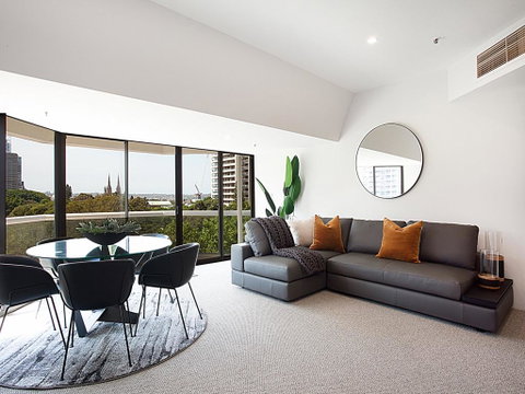 THE HYDEAWAY-LUXE HYDE PARK CITY APARTMENT-hosted By LAbode Accommodation - Accommodation Ballina 0