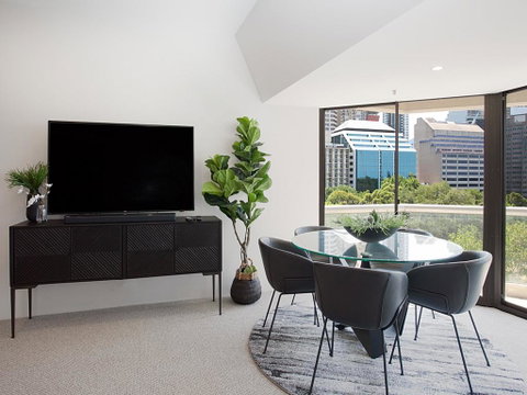 THE HYDEAWAY-LUXE HYDE PARK CITY APARTMENT-hosted By LAbode Accommodation - Accommodation Ballina 1