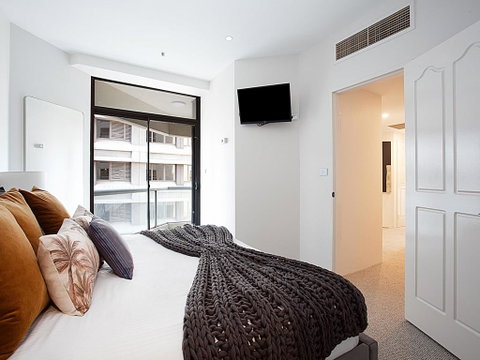THE HYDEAWAY-LUXE HYDE PARK CITY APARTMENT-hosted By LAbode Accommodation - Accommodation Ballina 3