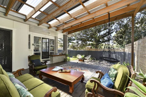 UMINA BEACH KOKOMO- Walk To The Beach, FAMILY And PET FRIENDLY Set Of 3 Vintage Original Holiday Flats & Vintage Caravan And Bat - Accommodation Ballina 2