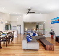 Unit 1 Rainbow Surf - Modern two storey townhouse with large shared pool close to beach and shop - Accommodation Ballina