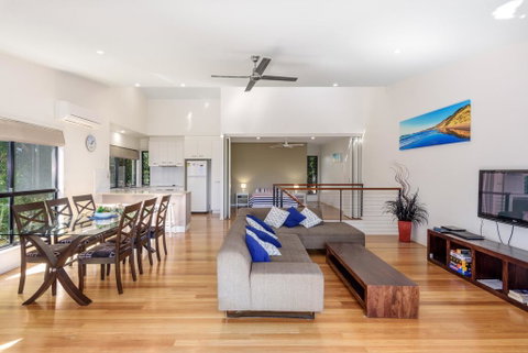 Unit 1 Rainbow Surf - Modern, Two Storey Townhouse With Large Shared Pool, Close To Beach And Shop - Accommodation Ballina 0