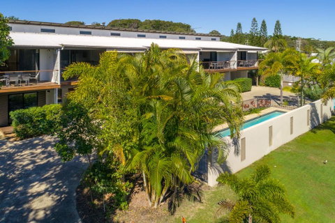 Unit 1 Rainbow Surf - Modern, Two Storey Townhouse With Large Shared Pool, Close To Beach And Shop - Accommodation Ballina 3