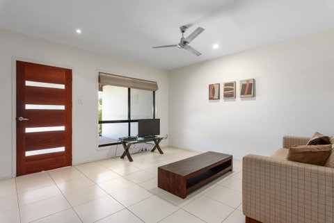 Unit 2 Rainbow Surf - Modern, Double Storey Townhouse With Large Shared Pool, Close To Beach And Shops - Accommodation Ballina 2