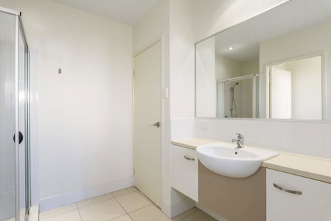 Unit 2 Rainbow Surf - Modern, Double Storey Townhouse With Large Shared Pool, Close To Beach And Shops - Accommodation Ballina 3