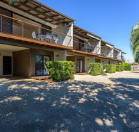 Unit 2 Rainbow Surf - Modern double storey townhouse with large shared pool close to beach and shops - Accommodation Ballina